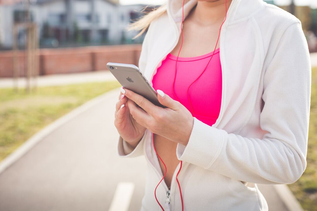 Una ragazza si prepara a fare jogging per perdere peso