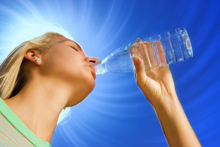 Assunzione di liquidi durante una dieta alcolica
