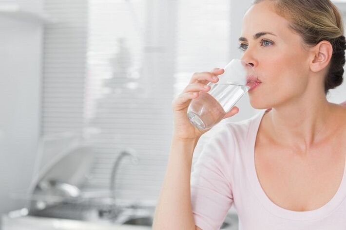 Bere acqua con una dieta chetogenica