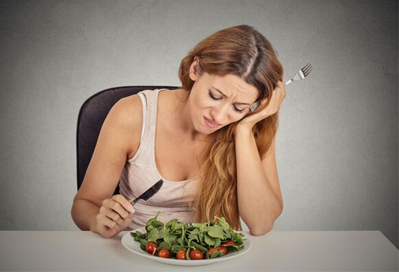 La ragazza mangia verdure su una dieta mediterranea