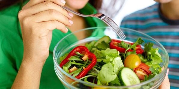 Mangia un'insalata di verdure con una dieta a basso contenuto di carboidrati per aiutare a frenare i morsi della fame